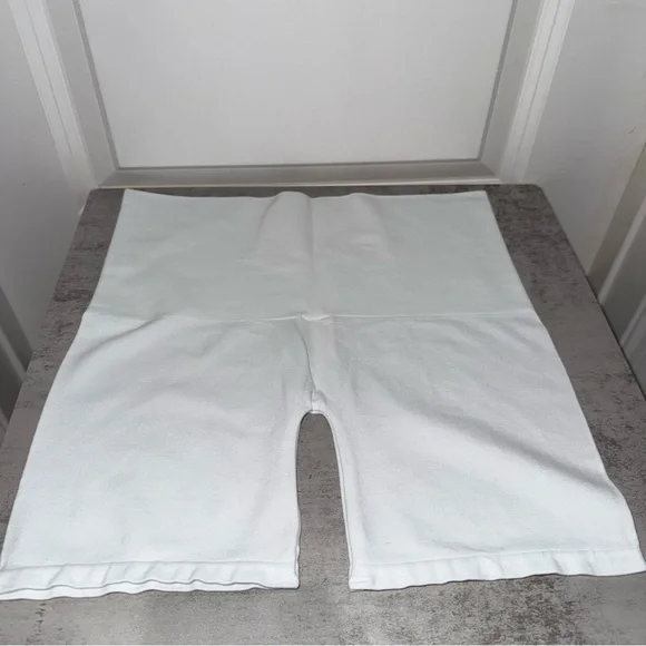 Seamless Apparel One Size - White - Picture 3 of 5